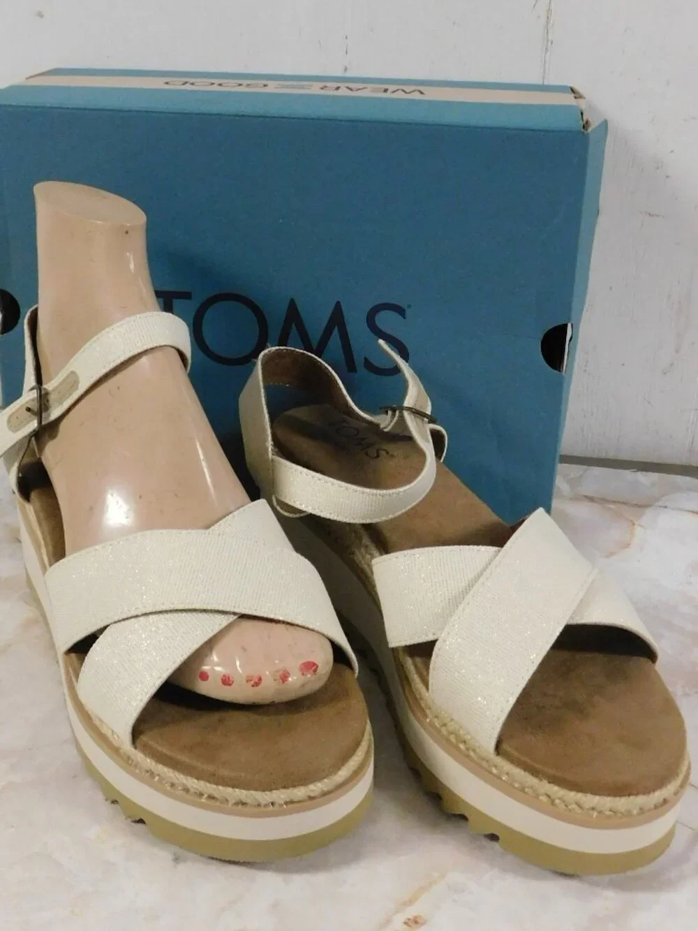 Toms NOELANI Natural / Gold Metallic Canvas Sandals NEW in Box 7